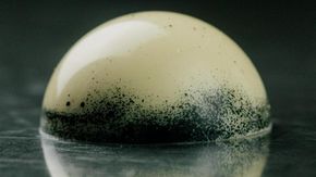 Come lavora il campione del mondo del cioccolato: le creazioni ipnotiche di Tommaso Grollero