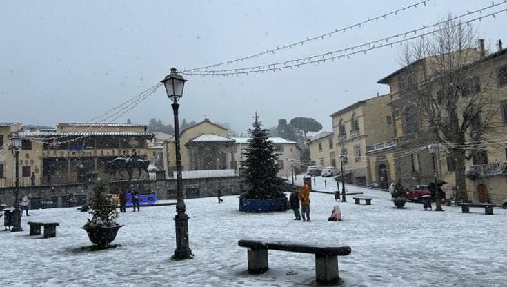 Epifania sotto la neve in Toscana, fiocchi anche a Firenze. Le scuole chiuse il 7 gennaio