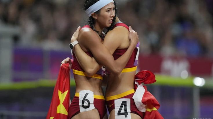 Le due atlete abbracciate formano il numero 6-4: la censura cinese blocca la foto con la data di Tienanmen
