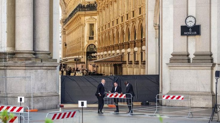 Transenne e teli neri: la Galleria off limits a milanesi e turisti