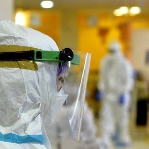 Coronavirus, i focolai alzano il tasso di contagiosità. Tornano carte e giornali nei bar  