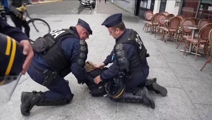 Proteste a Parigi: la polizia disperde gli studenti che bloccano la strada davanti a un liceo