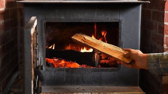 Riscaldamento con legna o pellet: ridurre le emissioni del 70% in 10 anni