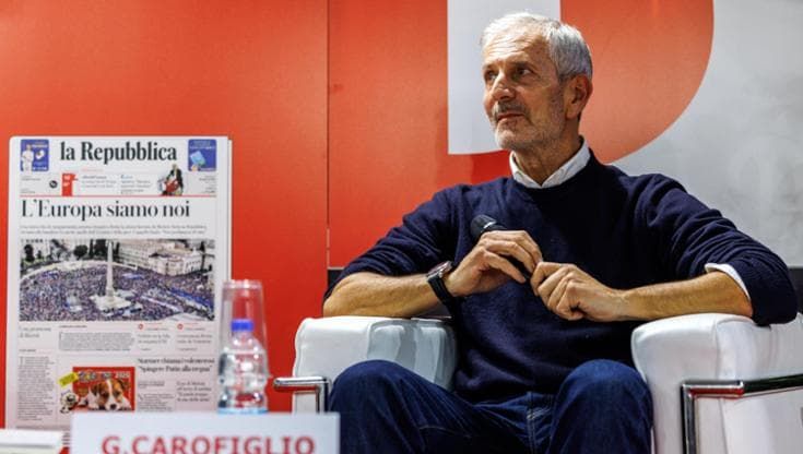 Gianrico Carofiglio: “Tutte le bugie sul referendum. Così si manipola il discorso pubblico”