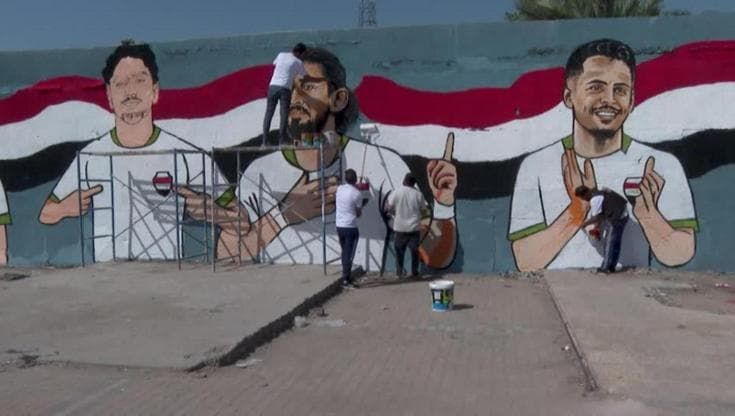 Iraq ai Mondiali dopo 40 anni, volontari dipingono murale che raffigura i giocatori della nazionale