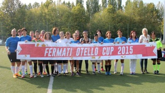Milano, le donne della politica sfidano i vigili del fuoco: il torneo di calcio contro la violenza