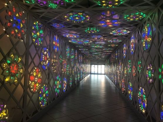 Un tunnel di led per chi arriva in aeroporto: a Bari il benvenuto è fatto di luci
