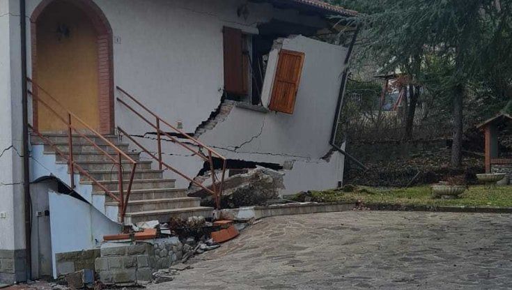 Frana a Villa di Sassonero, evacuate 18 persone, due case distrutte