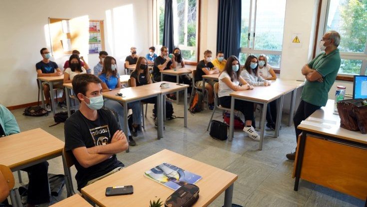 Scuola, il concorso straordinario per sanare i precari: 14mila posti. Un solo orale, senza bocciati