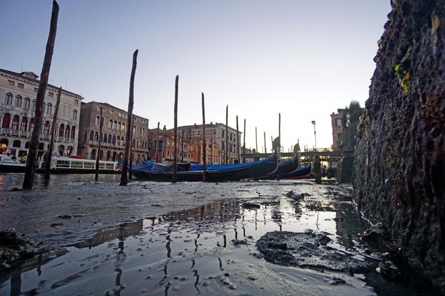Insolita Venezia, la bassa marea prosciuga i canali 