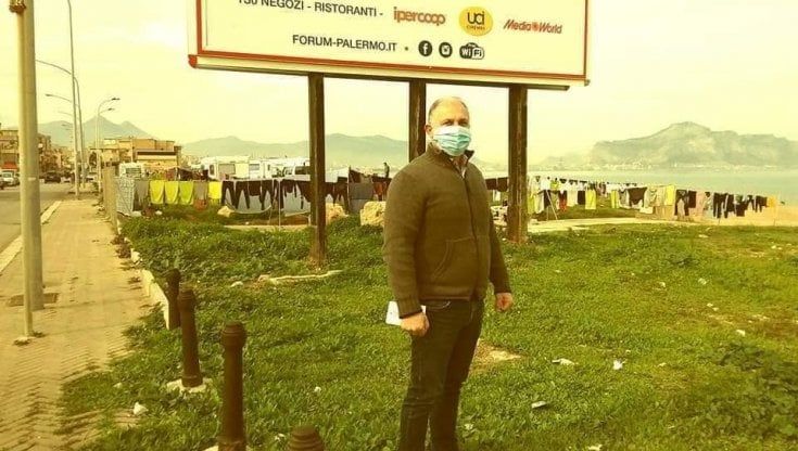 Via Messina Marine, rivolta dei residenti contro il campo nomadi abusivo: "Trasferiteli a Brancaccio"