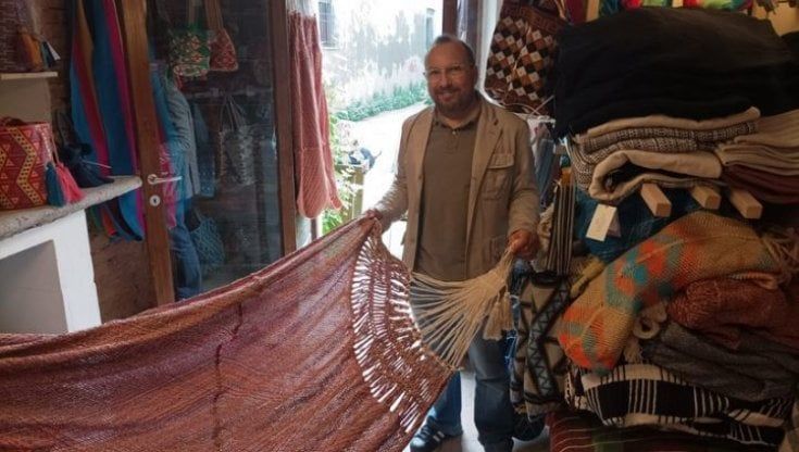 Valeria e Giancarlo, fuggiti dal Venezuela, ora vendono amache delle tribù indigene sui Navigli: “Tornati in Italia grazie ai "nonni" emigranti"