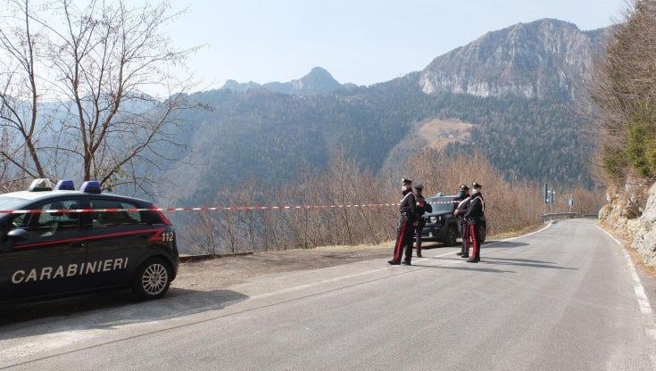 Cadavere fatto a pezzi a Borno, tatuaggi sul corpo della donna e smalto glitter: i carabinieri lanciano un appello per riconoscerla