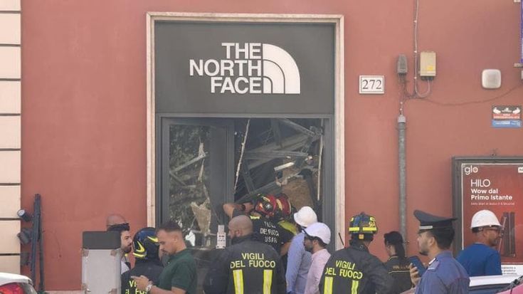 The North Face, crolla il solaio del negozio di via Cola di Rienzo: 4 persone estratte dalle macerie