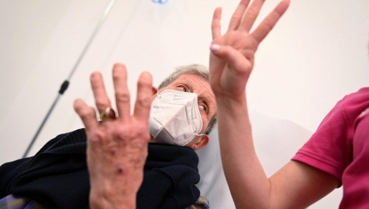 Vaccino anti Covid, si parte con la quarta dose agli anziani. Donini: "La lotta al virus non è finita"