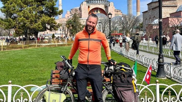 La storia di Claudio Piani, da Quarto Oggiaro alla base dell’Everest in bici: “Ho lasciato il lavoro per viaggiare, ora faccio il nomade”