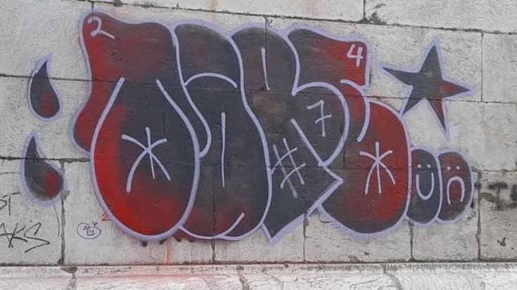 Deturpato il campanile di Santa Chiara, nuovi graffiti sul marmo