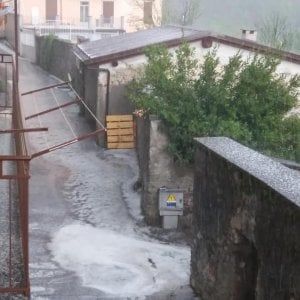 Una grandinata nel Cuneese annuncia l'inizio della stagione dei temporali in Piemonte