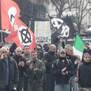 Forza Nuova in piazza Savonarola, gli antifascisti all'interno dei viali: due cortei in città