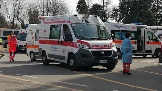 "Mascherine rotte e niente tute, ecco la mia giornata da infermiera in ambulanza ai tempi del coronavirus"