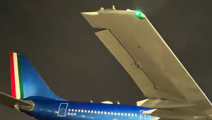 Airbus Ita investe un aereo Delta a New York e si trancia un'ala. Ecco le foto e l'audio dell'incidente