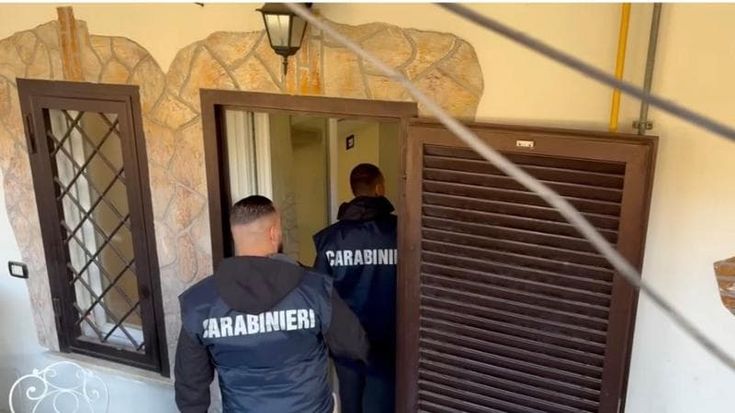 Anzio, impiegato lancia bomba nel giardino di due anziani e spara contro la loro auto: arrestato