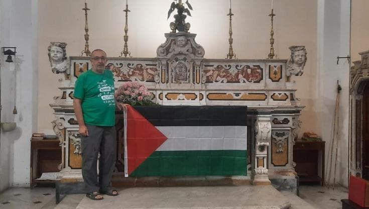 Mercogliano, il parroco rompe gli indugi: bandiera palestinese sull’altare. “Prendere posizione”