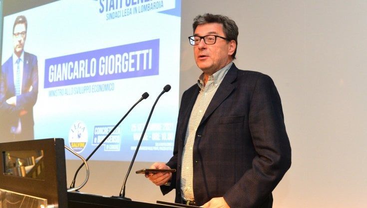 Giorgetti tra i suoi lumbard.  Un appello all’unità del partito contro il rischio della sconfitta