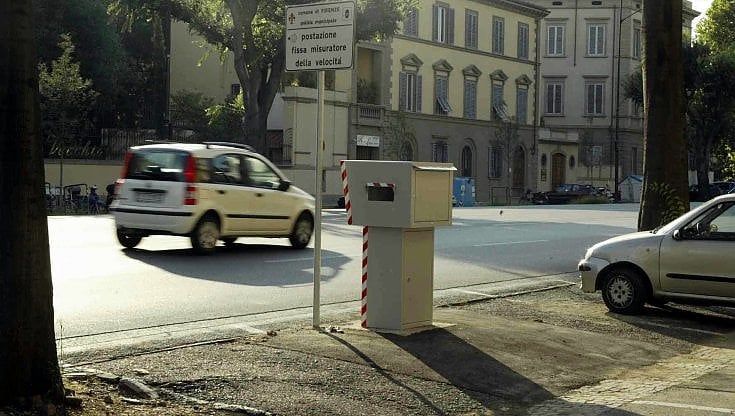 Firenze, il caso autovelox: “Limiti più rispettati, il numero delle multe nel 2023 calerà del 25-30%”