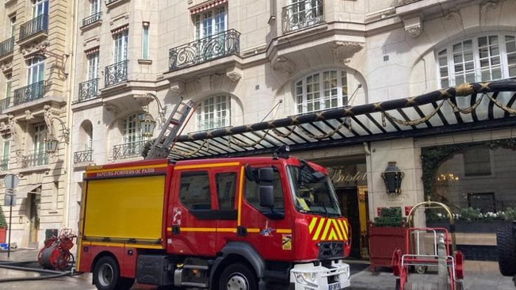 Parigi, incendio all'Hotel Bristol a due passi dall'Eliseo