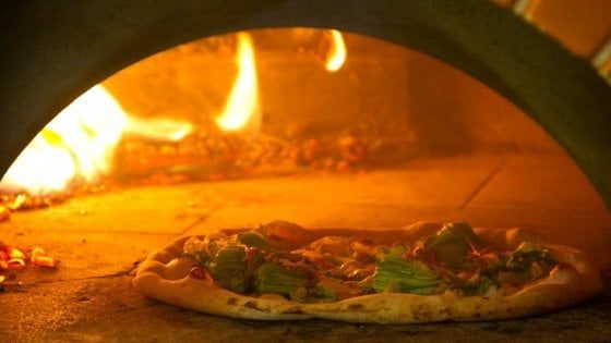 Cent'anni e non sentirli: a Napoli si celebra la storia della Pizza