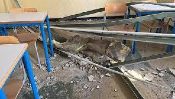 I calcinacci crollati fanno paura: sono le immagini della scuola dell’insicurezza
