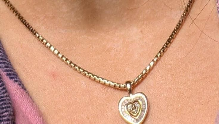 Bari, donna aggredita di notte all’Umbertino: “Mi hanno strappato collana dei nonni, sono devastata”