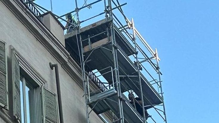 Gli operai al lavoro senza casco sui ponteggi di Palazzo Chigi