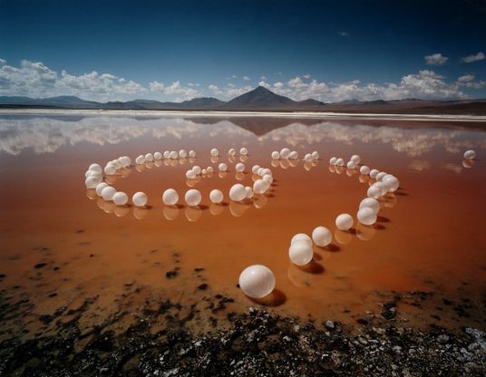 Il deserto di sale pi&ugrave; grande del mondo: una tela per geometria e colori