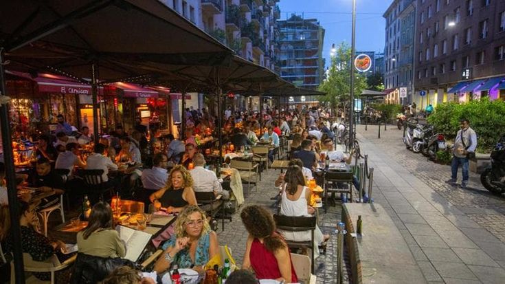 Movida, arriva l’ordinanza estiva: divieto di asporto solo per gli alcolici e dehors chiusi all’una