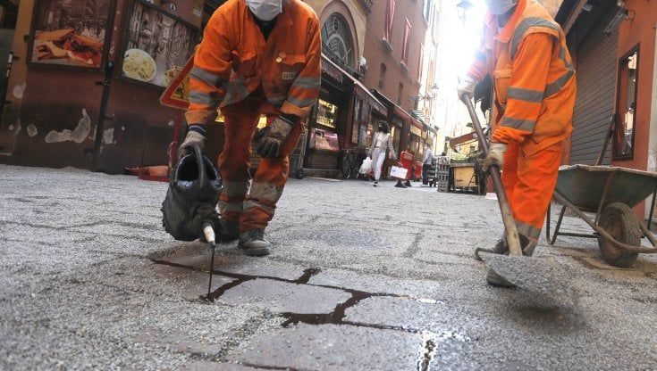 Incidenti sul lavoro nel Pavese, operaio muore schiacciato da una lastra di cemento in un cantiere stradale