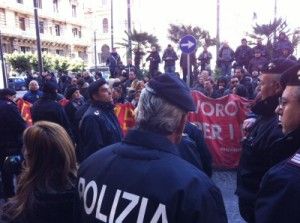 Disoccupati e centri sociali<br />tentano assalto a sedi Pdl e Pd