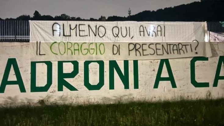 Pontida, uno striscione evoca la notte delle scope per Salvini: “Qui avrai il coraggio di venire?”