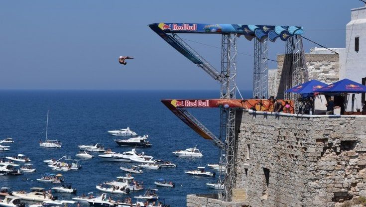 Red Bull cliff diving, a Polignano torna lo show dei tuffi: appuntamento il 26 settembre