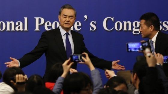 Risposta della Cina ai dazi di Trump: aumento delle imposte su carne di maiale, vino e frutta. Crollo a Wall Street