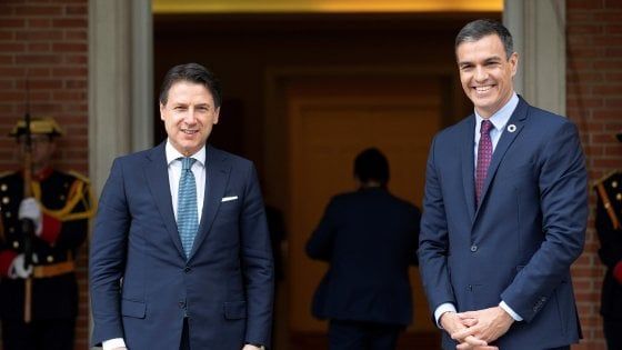 Conte e Sanchez in pressing: "Recovery fund entro fine mese". E Merkel da Bruxelles: "Via libera entro l'estate"