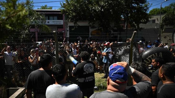 Arrivano in azienda e scoprono che hanno perso il lavoro: 900 licenziati alla Fate di Buenos Aires