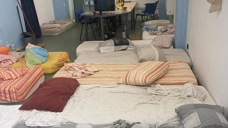 Università, residenze senza aria condizionata: gli studenti dormono per terra