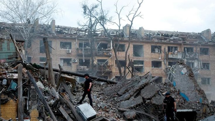 Guerra Ucraina - Russia, le news del 27 febbraio. Zelensky: ipotesi pace prima delle elezioni Usa di Midterm