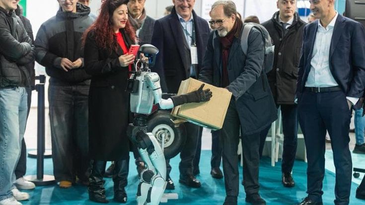 Il futuro delle fabbriche tra esoscheletri, umanoidi, rover volanti e “colleghi virtuali”