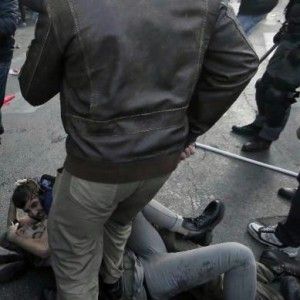 Calpesta la ragazza al corteo, l'agente va in Questura. Il capo della polizia: "E' un cretino". Saviano: "Dovete sospenderlo"