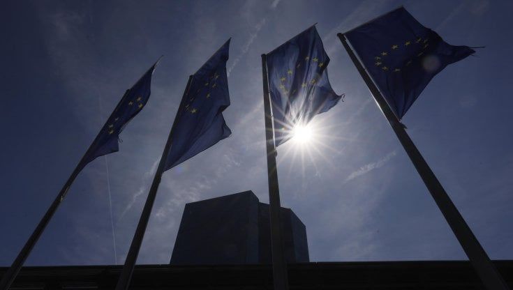 La Bce limita il rialzo dei tassi a 0,25%: “Nessuna pausa, l’inflazione preme”