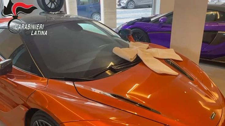McLaren, Bentley e Porsche: sigilli all’autosalone dei vip. “Sequestro da 9 milioni di euro”