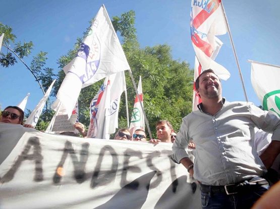 Milano, Salvini guida la protesta antimigranti davanti alla caserma Montello 